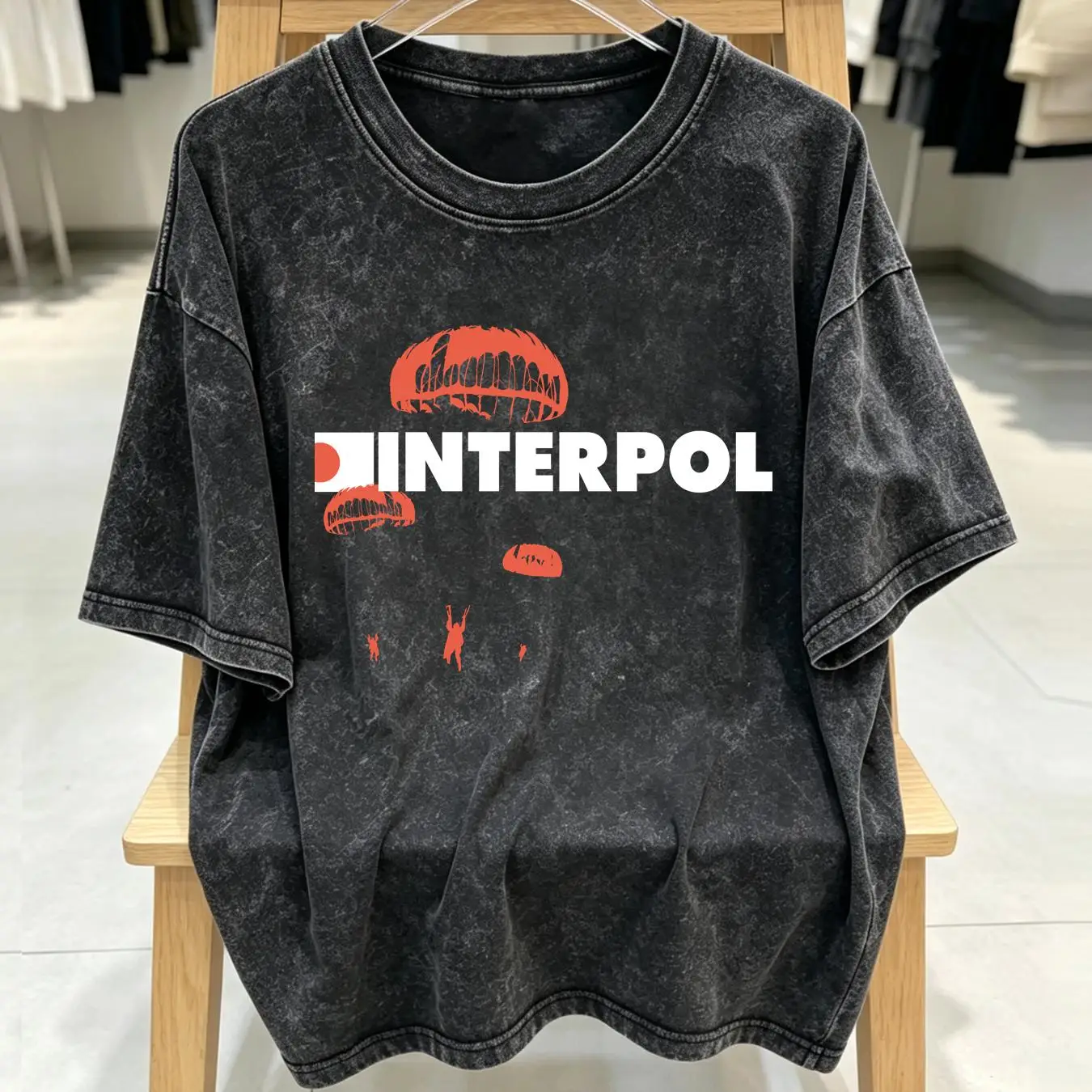 Streetwear Brand Vintage - 洗い加工Tシャツ、インターポール、ロック、コットン、黒、新品、TE7163、ヴィンテージ、普段使いに最適な洗い加工トップス、ファッション、ストリートウェア。